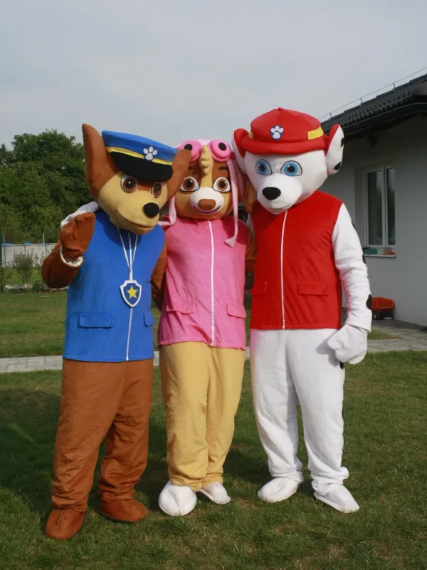 Traja maskoti psíkov — policajt, letkyňa a hasič